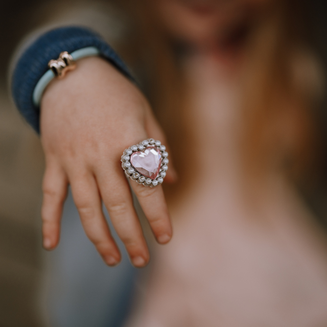 blurry background: white/grey